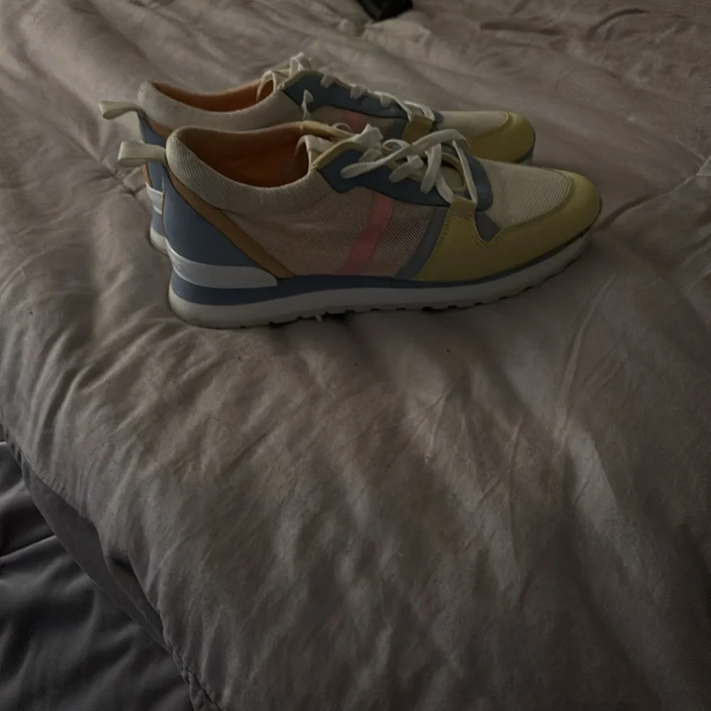 Michael Kors Women’s sneaker size 9 1/2 - Picture 2 of 3